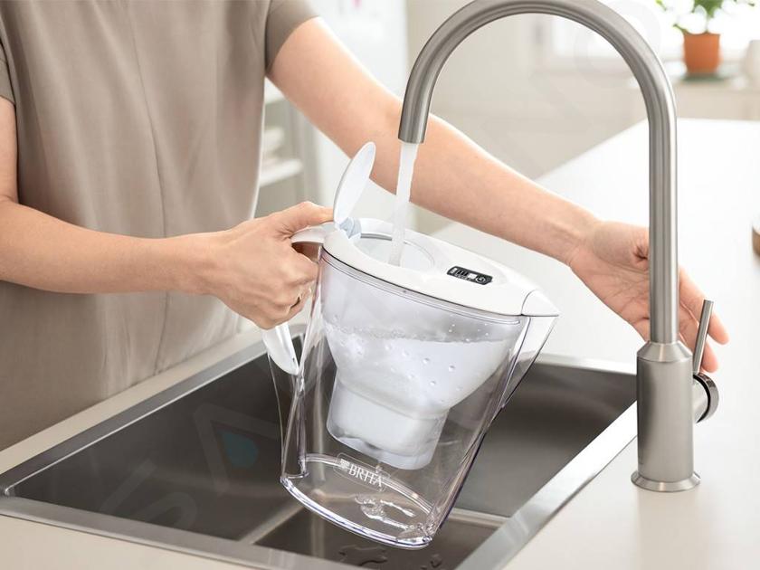 BRITA Bouteille filtrante Gris Foncé, réduit le chlore, le plomb et autres  impuretés organiques pour une eau du robinet plus pure, sans BPA, 1 filtre