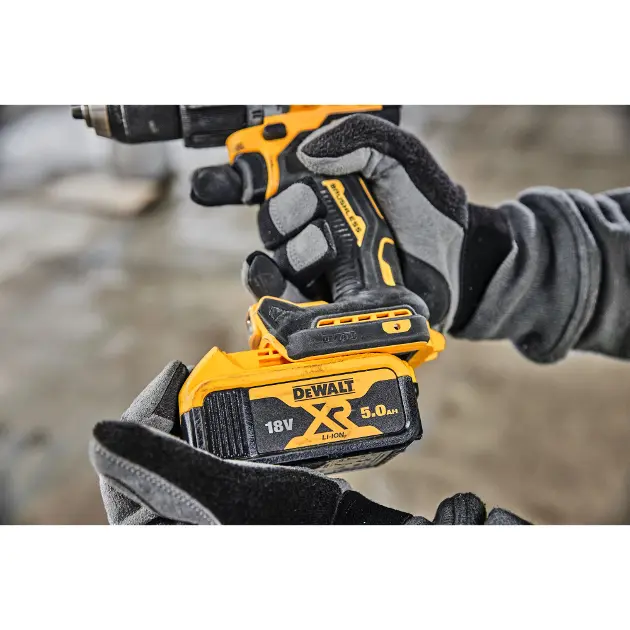 DeWALT Outillage - Perceuse-visseuse à percussion compacte XR 18V 5Ah, 2  batteries DCD805P2T