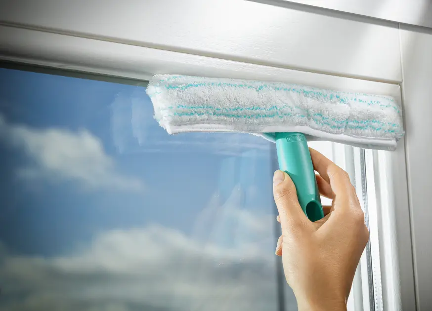 Leifheit Pulizia - Lavavetri elettrico Window Cleaner con mocio, asta da 43  cm e bocchetta di aspirazione 17 cm 51016